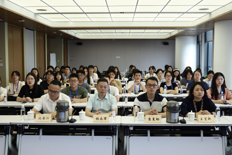 浙江大學(xué)經(jīng)濟學(xué)院、國際聯(lián)合商學(xué)院全國優(yōu)秀大學(xué)生夏令營到浙江東方參訪 劉安江（左一）楊永軍（左二）.jpg